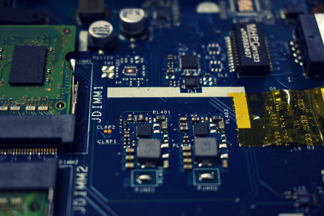 Mão realizando reparo em uma placa de circuito impresso de um computador